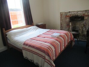1 dormitorio, tabla de planchar con plancha, wifi gratis y ropa de cama
