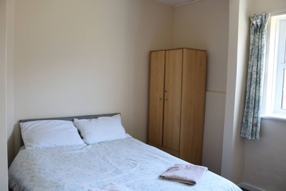 1 bedroom, iron/ironing board (on request), WiFi (free), bed sheets