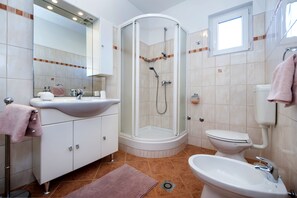 Apartment | Badezimmer | Dusche, Haartrockner, Bidet, Handtücher