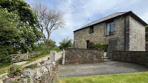A stone house with a gravel driveway and a wooden gate. - Hay Barn - Two Bedroom Cottage, Sleeps 5 (Saint Breock)