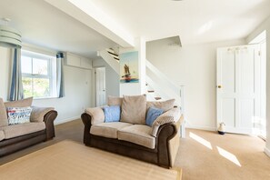 TV, fireplace - Curlew Cottage, Cubert, with glimpses of the sea (Cubert)