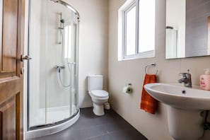 Deluxe Penthouse, 1 Bedroom, Hill View | Bathroom - Dolphin Court Gozo (Zebbug)