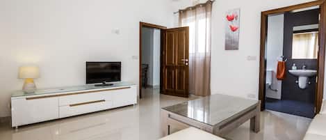 Appartement Penthouse Deluxe, 1 chambre, vue sur la colline | Aire de séjour | Téléviseur à écran plat de 32 po avec télévision numérique
