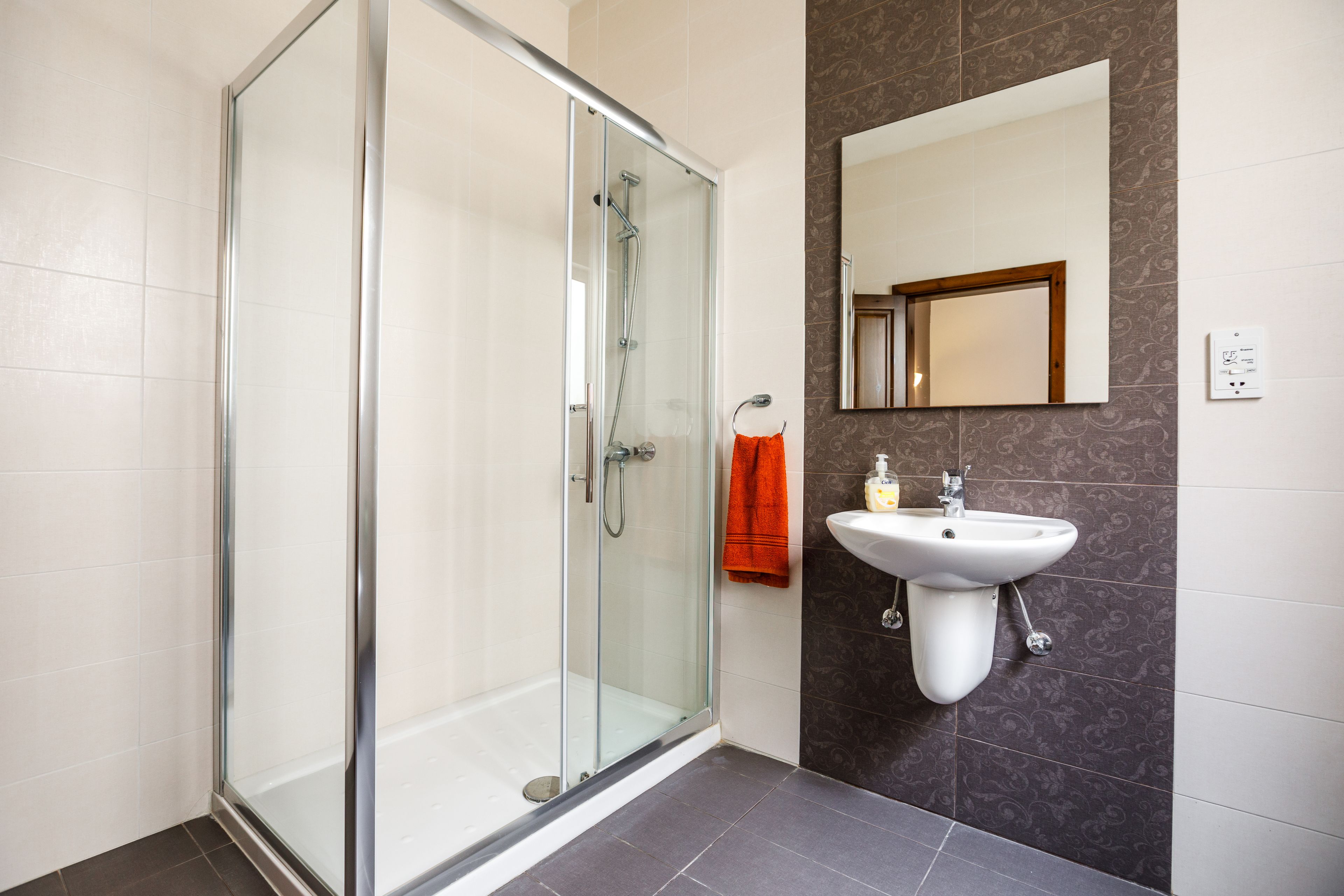 Penthouse Deluxe, 1 phòng ngủ, quang cảnh đồi núi | Buồng tắm vòi sen