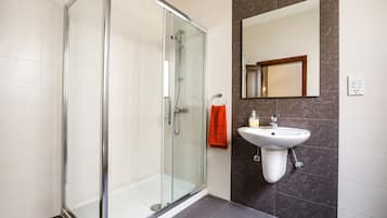 Penthouse Deluxe, 1 phòng ngủ, quang cảnh đồi núi | Buồng tắm vòi sen