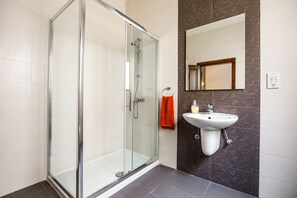 Deluxe Penthouse, 1 Bedroom, Hill View | Bathroom shower