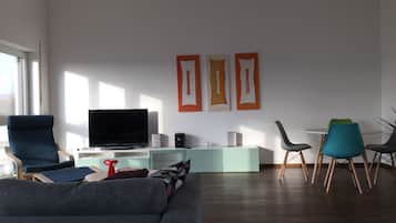 Fernseher, Bücher, Stereoanlage