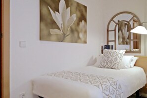 2 bedrooms, iron/ironing board, free Internet, wheelchair access