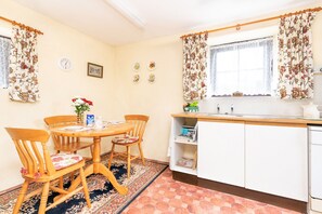 Dining - Thumbelina, far reaching views of the countryside (Mabe Burnthouse)