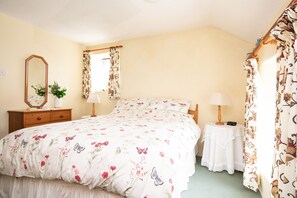 1 bedroom, WiFi, bed sheets - Thumbelina, far reaching views of the countryside (Mabe Burnthouse)