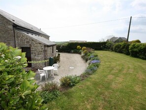 Outdoor dining - Thumbelina, far reaching views of the countryside (Mabe Burnthouse)
