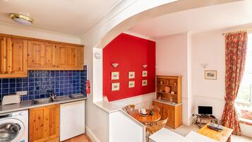 Een koelkast, een magnetron, een broodrooster