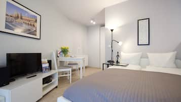 Comfort Studio (7) | Desk, blackout drapes, iron/ironing board, WiFi (free)