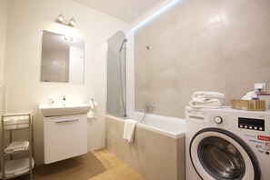 Comfort Studio (7) | Bathroom | Combined shower/bathtub, free toiletries, hair dryer, towels - Kraków Apartments - Solna Studio (Kraków)