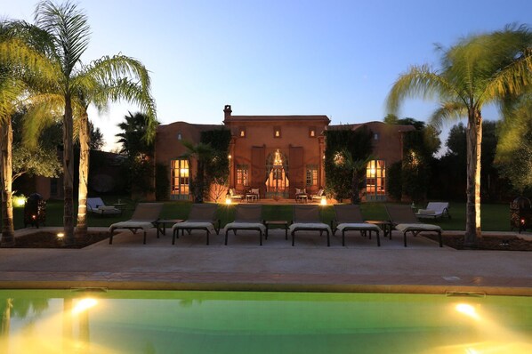 Front of property – evening/night - Villa Jannah (Marrakech)