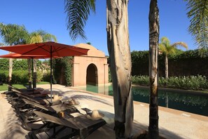 Outdoor pool, pool umbrellas, sun loungers - Villa Jannah (Marrakech)