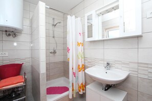 Departamento, 2 habitaciones, balcón, vista al mar | Baño | Secadora de cabello y toallas
