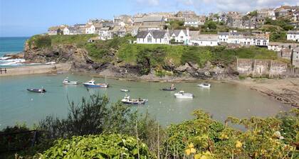 White Pebble Cottage, popular village - Port Isaac
