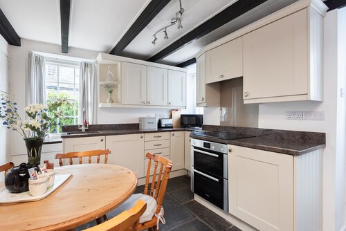 White Pebble Cottage, popular village - Port Isaac