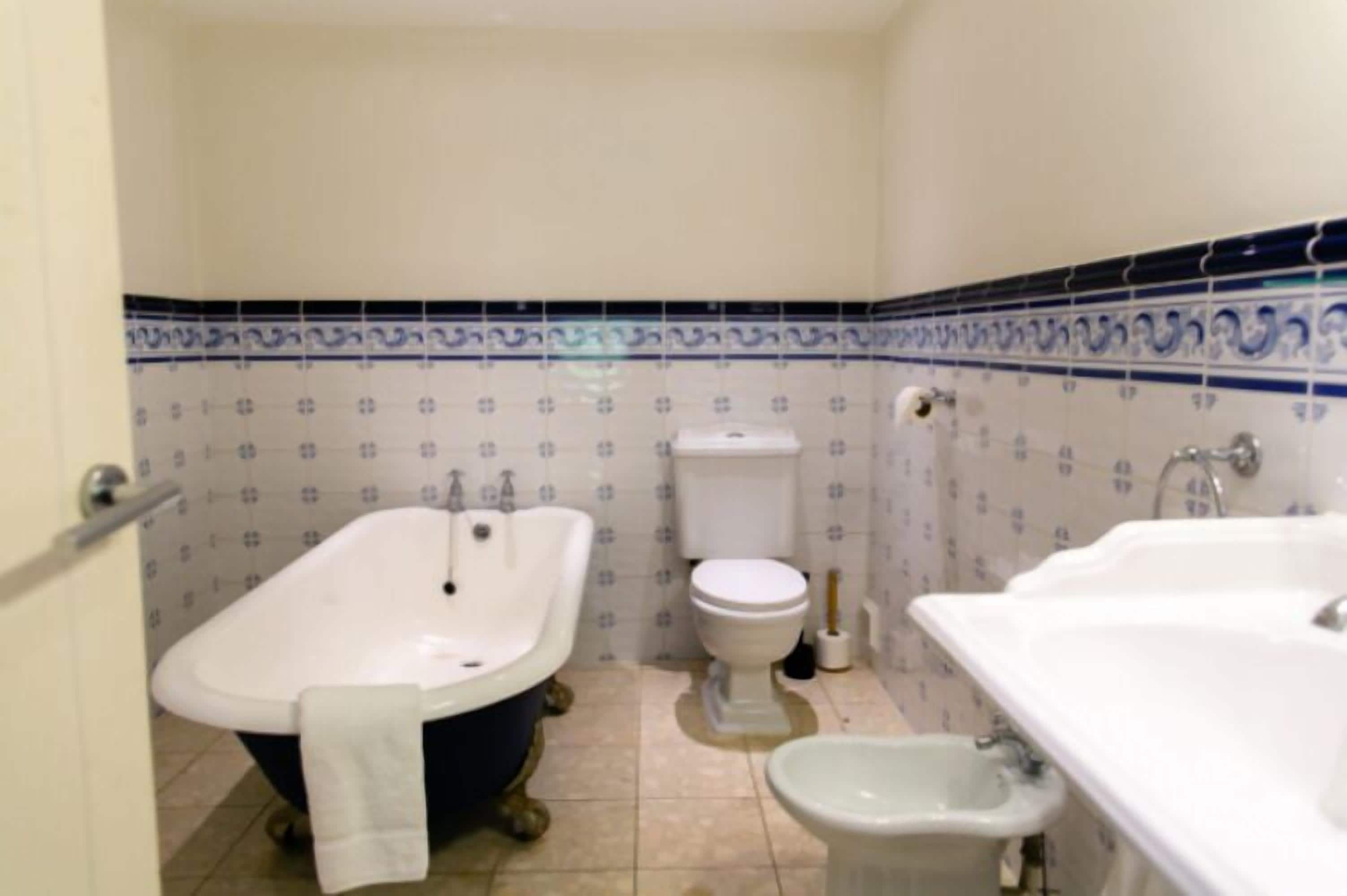 Habitación doble superior, vista al río | Baño | Toallas 