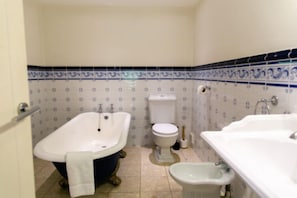 Superior Double Room, River View | Bathroom | Towels