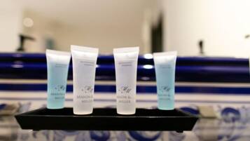 Camera con letto matrimoniale o 2 letti singoli (Velux Only, No Window) | Bagno | Asciugamani