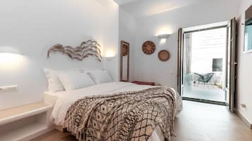 Honeymoon Suite, Jetted Tub (Outdoor - Street View) | Premium bedding, minibar, in-room safe, individually decorated