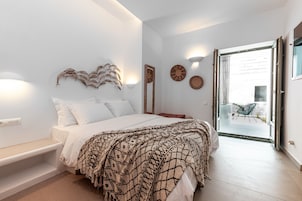 Honeymoon Suite, Jetted Tub (Outdoor - Street View) | Premium bedding, minibar, in-room safe, individually decorated