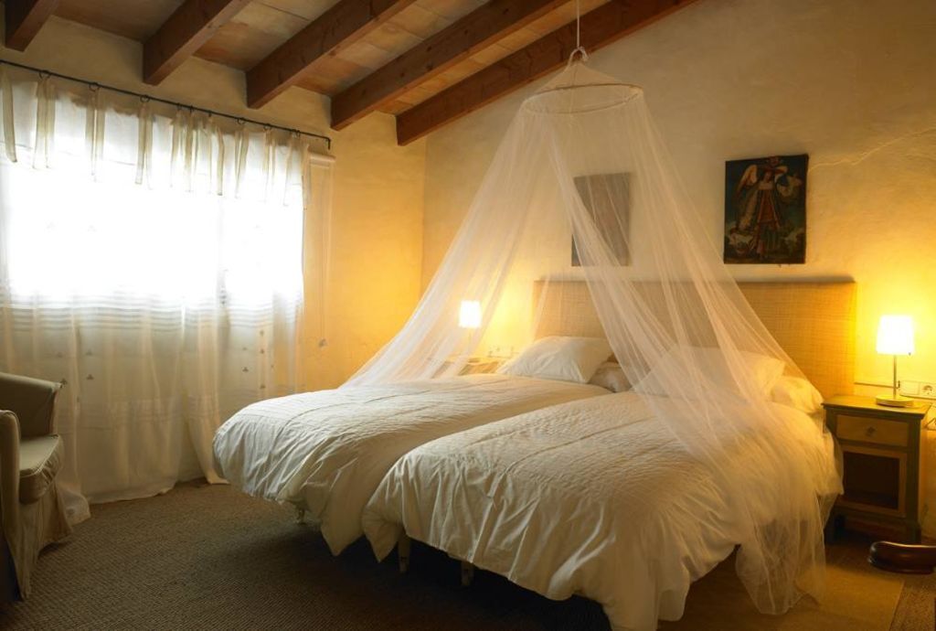 4 bedrooms, iron/ironing board, travel crib, free WiFi