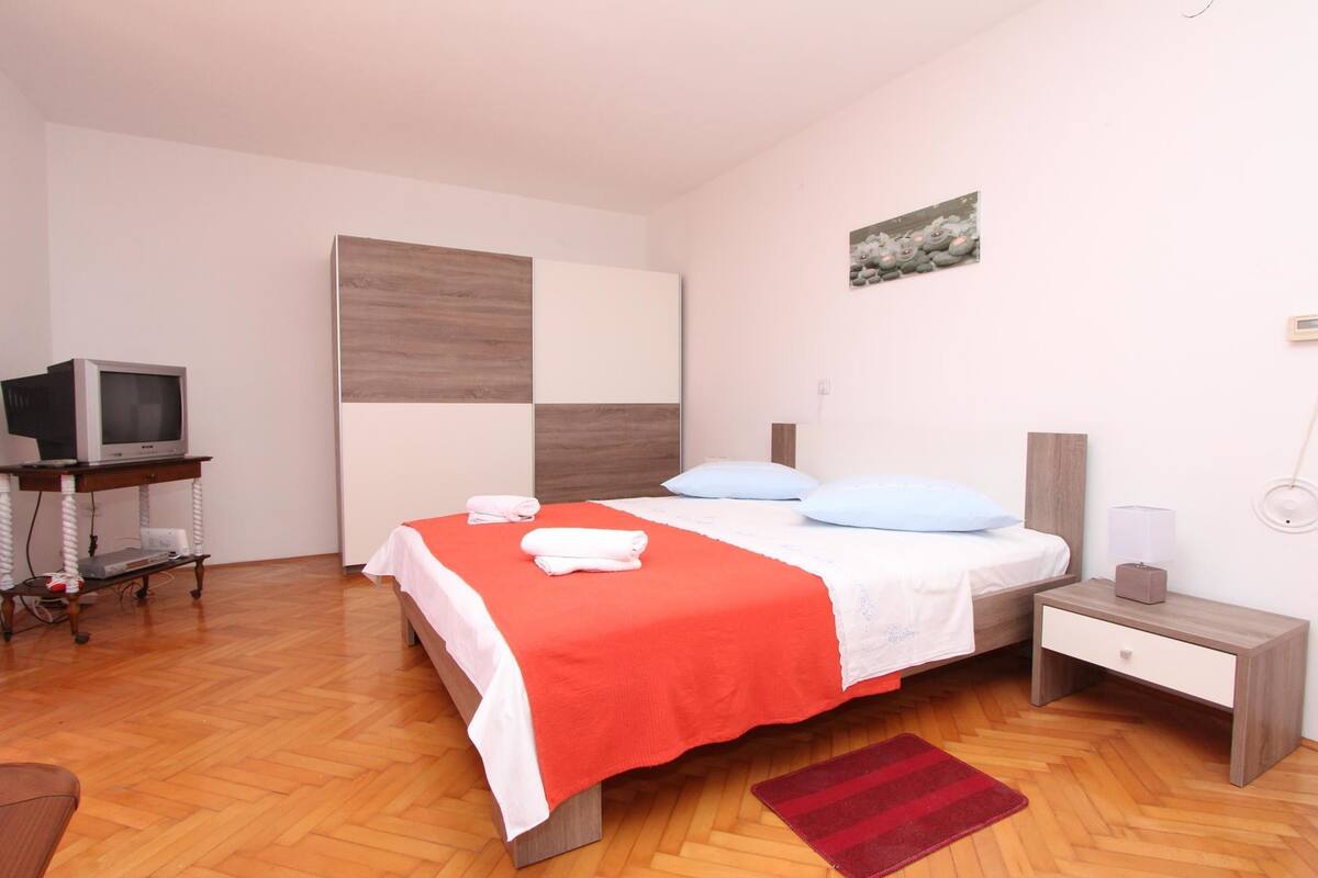 Iron/ironing board, free WiFi, bed sheets