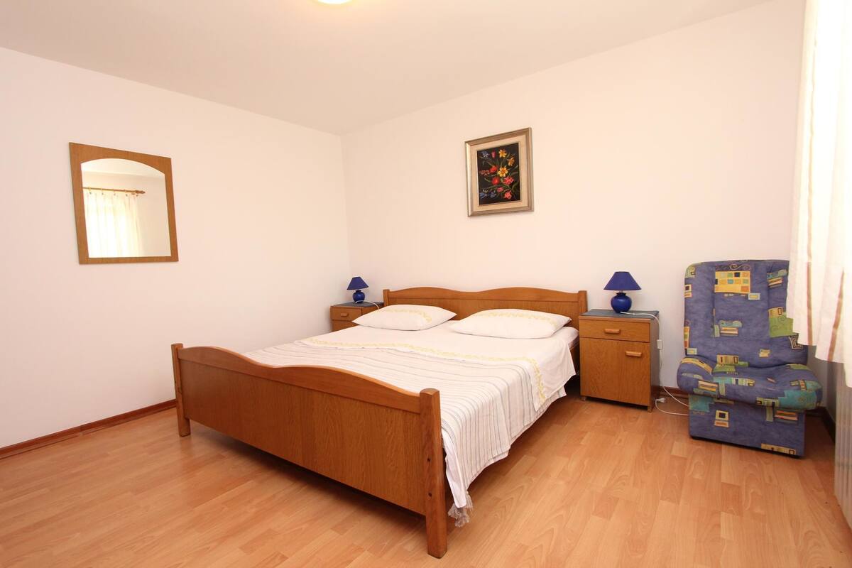 Iron/ironing board, free WiFi, bed sheets