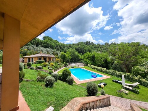 Villa Giulia a Bettona , Perugia , con Piscina e Campo da Tennis