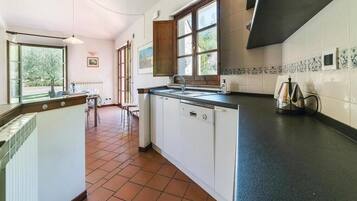 Frigorifero, forno, piano cottura, lavastoviglie