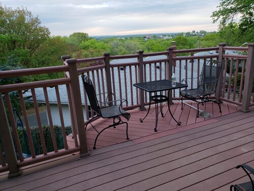 Studio apt with parking space 5 miles from NYC located top a ridge great views