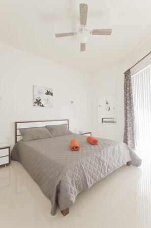 Comfort-Apartment, 2 Schlafzimmer, Strandblick | Individuell dekoriert, individuell eingerichtet, Verdunkelungsvorhänge