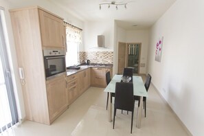 Comfort Apartment, 2 Bedrooms, Beach View | Private kitchen