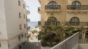 A balcony overlooking a street with a view of the sea. - Waterside Apartments (Zebbug)
