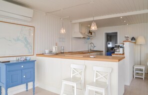 Réfrigérateur, plaque de cuisson, cafetière/bouilloire