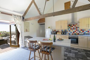 Fridge, microwave, oven, dishwasher - The Old Wagon House, views over the fields and sea (Narkurs)