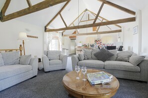 TV - The Old Wagon House, views over the fields and sea (Narkurs)