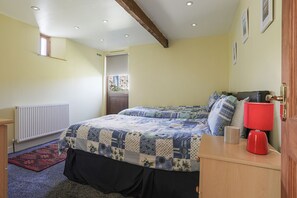 2 bedrooms, iron/ironing board, WiFi, bed sheets - The Old Wagon House, views over the fields & sea (Narkurs)