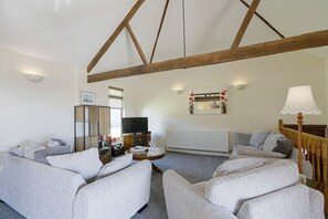 TV - The Old Wagon House, views over the fields & sea (Narkurs)