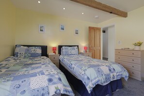 2 bedrooms, iron/ironing board, WiFi, bed sheets - The Old Wagon House, views over the fields & sea (Narkurs)