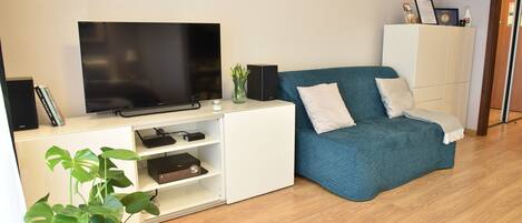 Comfort Studio Suite | Blackout drapes, soundproofing, iron/ironing board, free WiFi