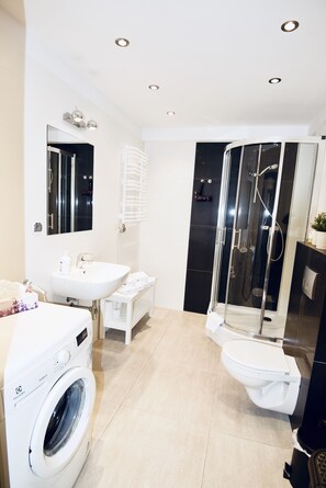 Suite estudio Confort | Baño | Regadera, secadora de cabello, toallas 