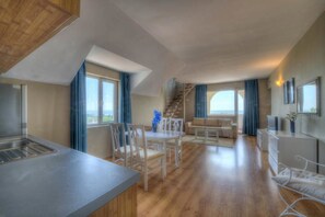 Comfort maisonnette, balkon, uitzicht op zee | Privékeuken | Een koelkast