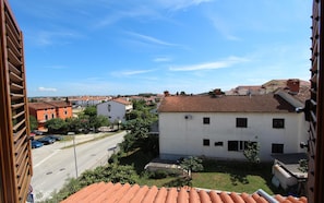 Zona residencial con calle, edificios y cielo despejado.