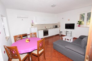 Apartamento, 1 quarto | Área de estar | TV de tela plana