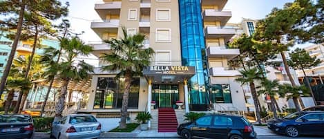 Un hotel con diseño moderno, que destaca por una imponente torre de cristal y una fachada clásica.