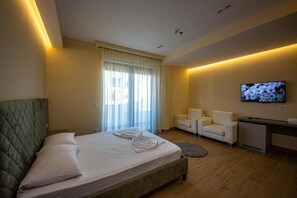 Chambre Double, balcon, vue partielle sur la mer